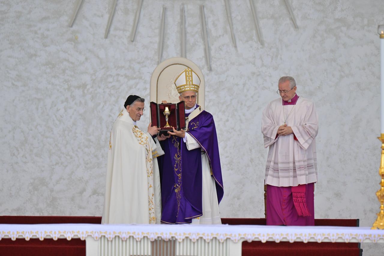 كأس القربان هدية من البابا إلى الراعي (نبيل إسماعيل). 