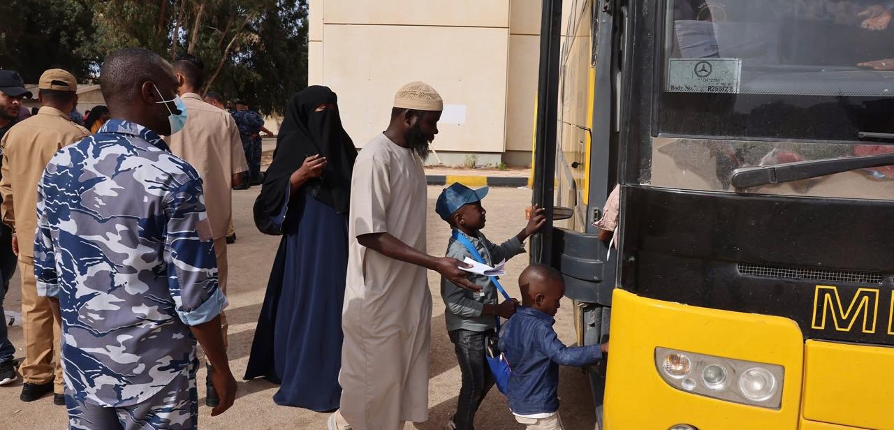 مهاجرون غير شرعيّون في ليبيا يصعدون إلى الباص تمهيداً لترحيلهم. (وزارة الداخلية)