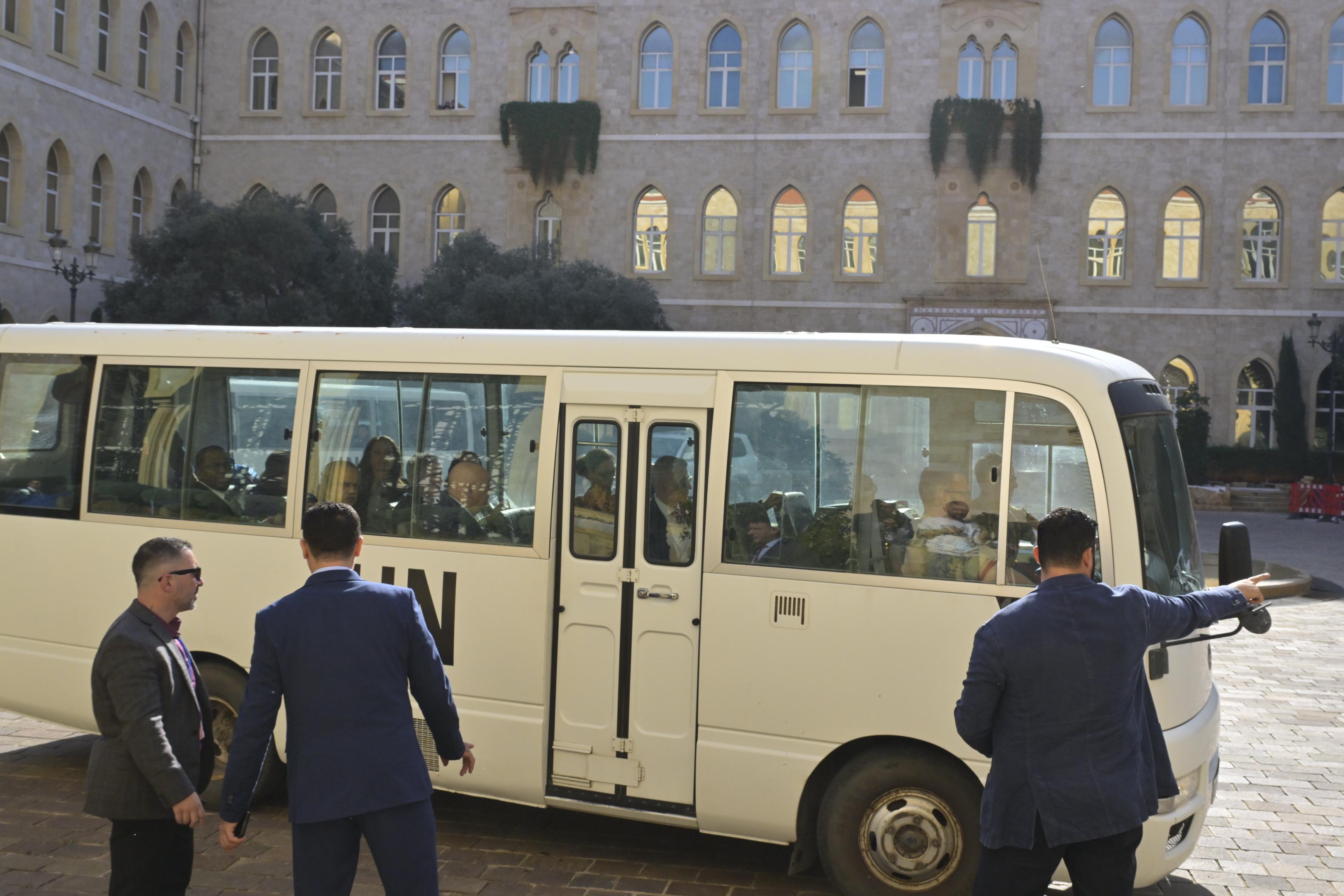 الحافلة التي تقل وفد سفراء وممثلي بعثات مجلس الأمن الدولي (نبيل إسماعيل). 