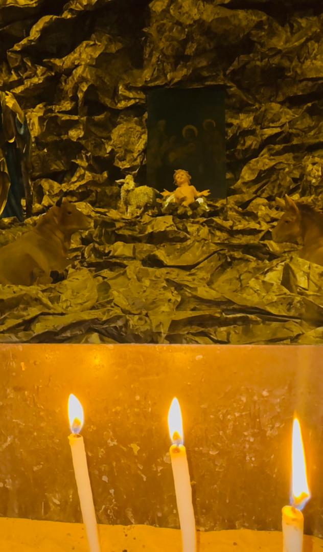 شموع داخل المغارة.