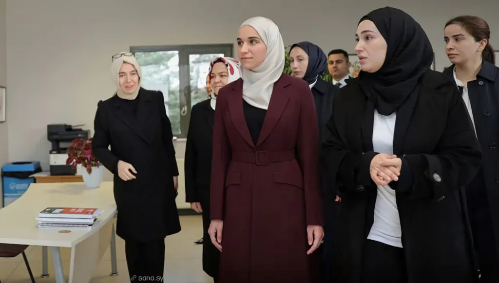 بالصور - لطيفة الدروبي زوجة أحمد الشرع تزور إسطنبول