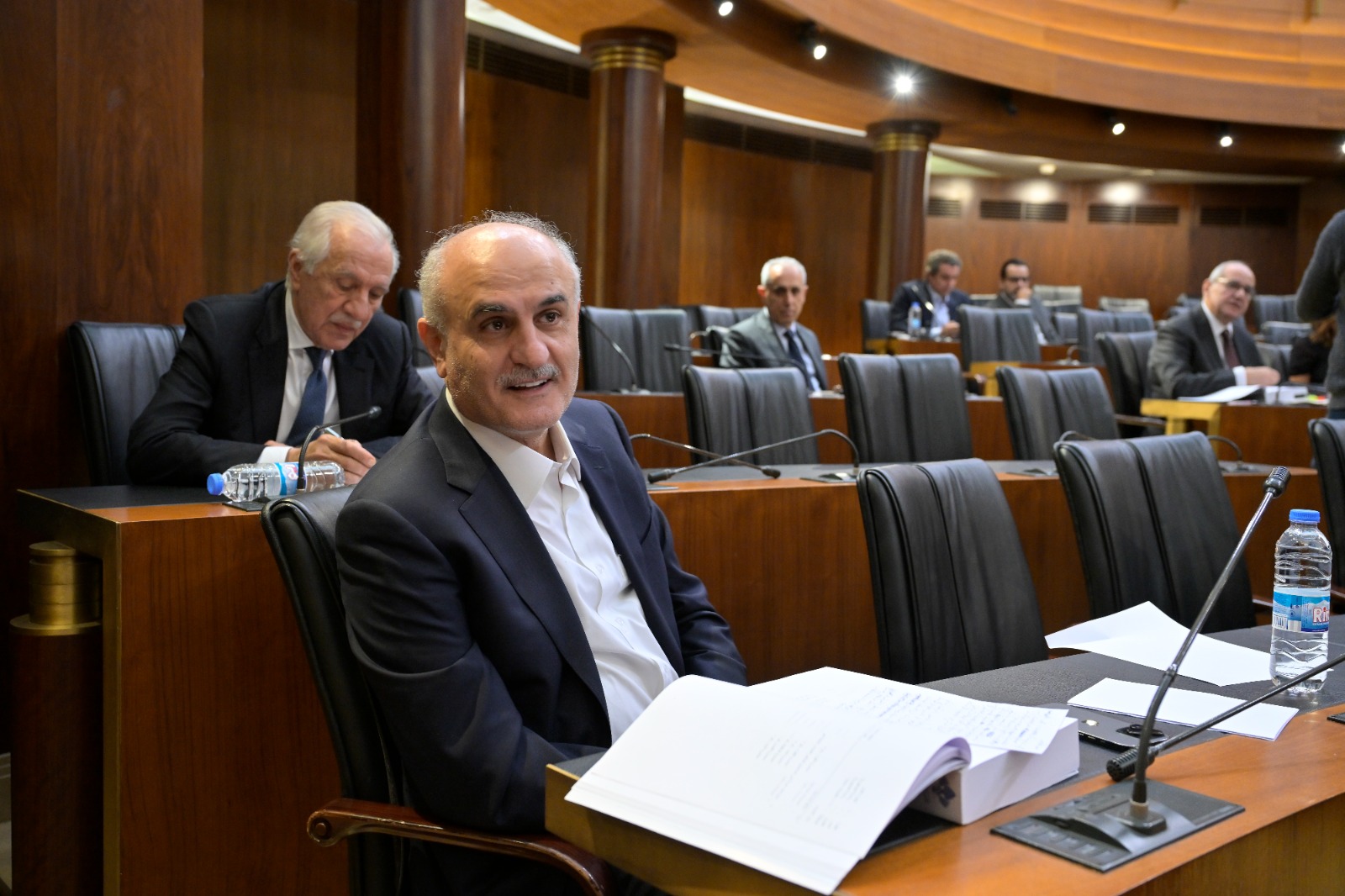 جانب من جلسة لجنة المال والموازنة (نبيل إسماعيل). 