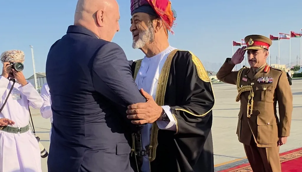 عون يبدأ زيارةً رسمية إلى مسقط تستمرّ يومين