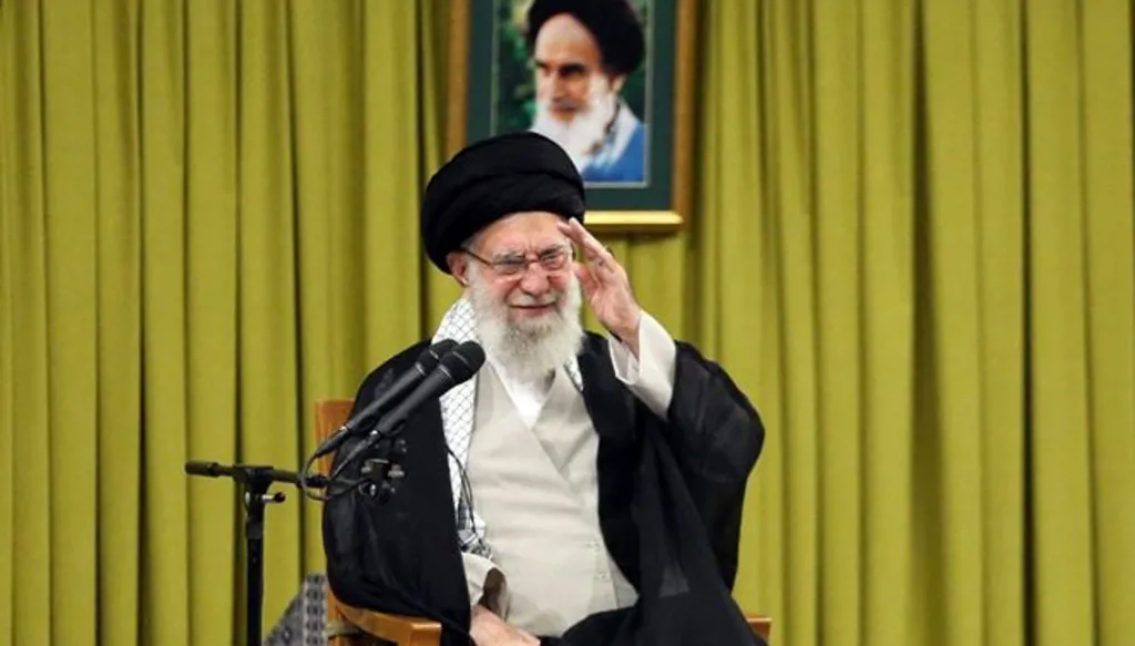 هل يشرب خامنئي من كأس السمّ التي شرب منها الخميني؟