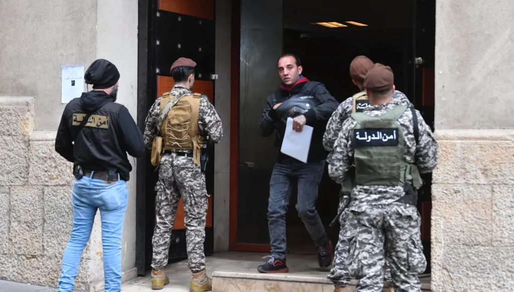 مداهمة لأمن الدولة في بلدية بيروت (صور - فيديو)