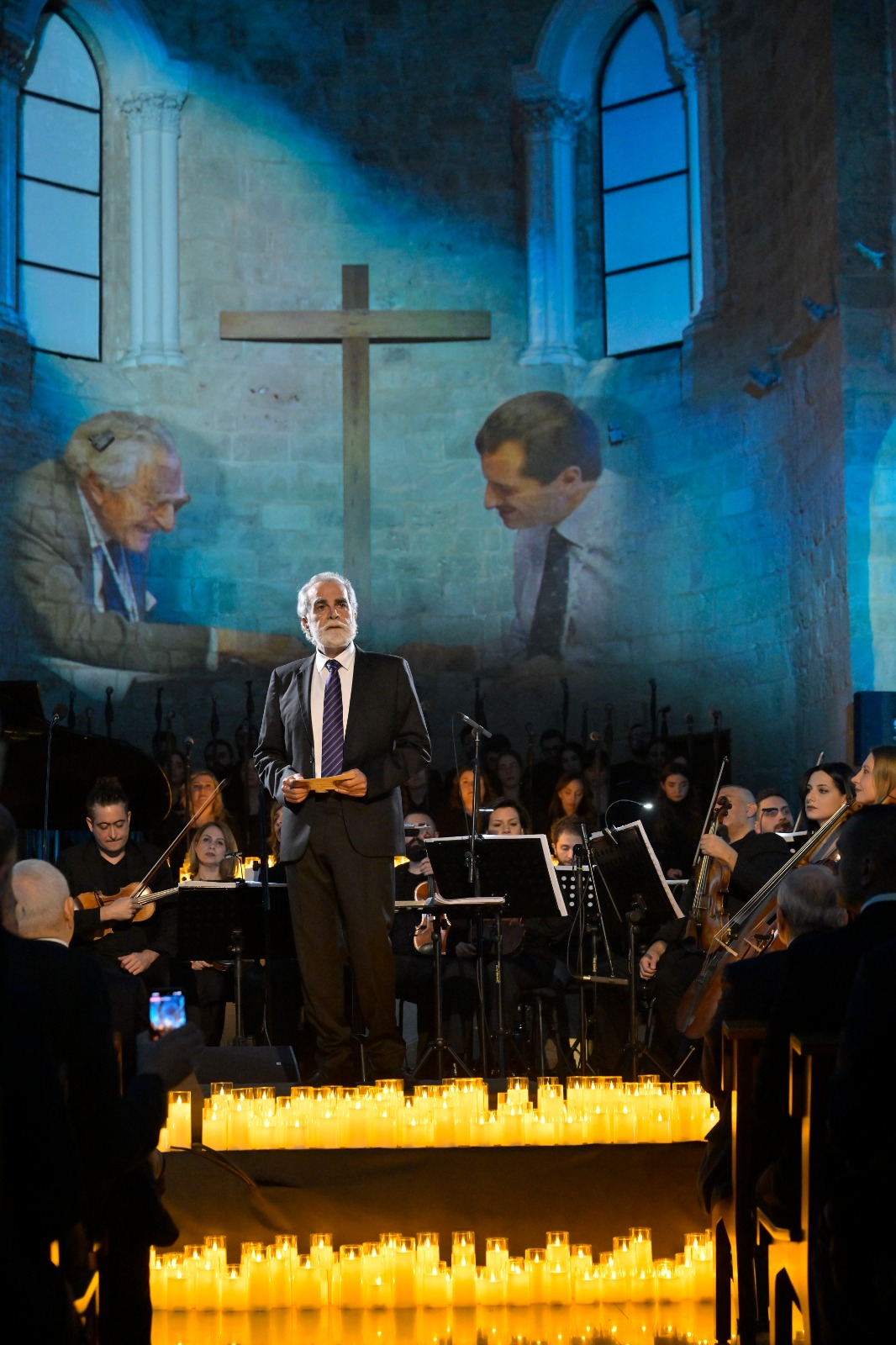 رفيق علي أحمد بين غسان وجبران تويني. (نبيل إسماعيل)