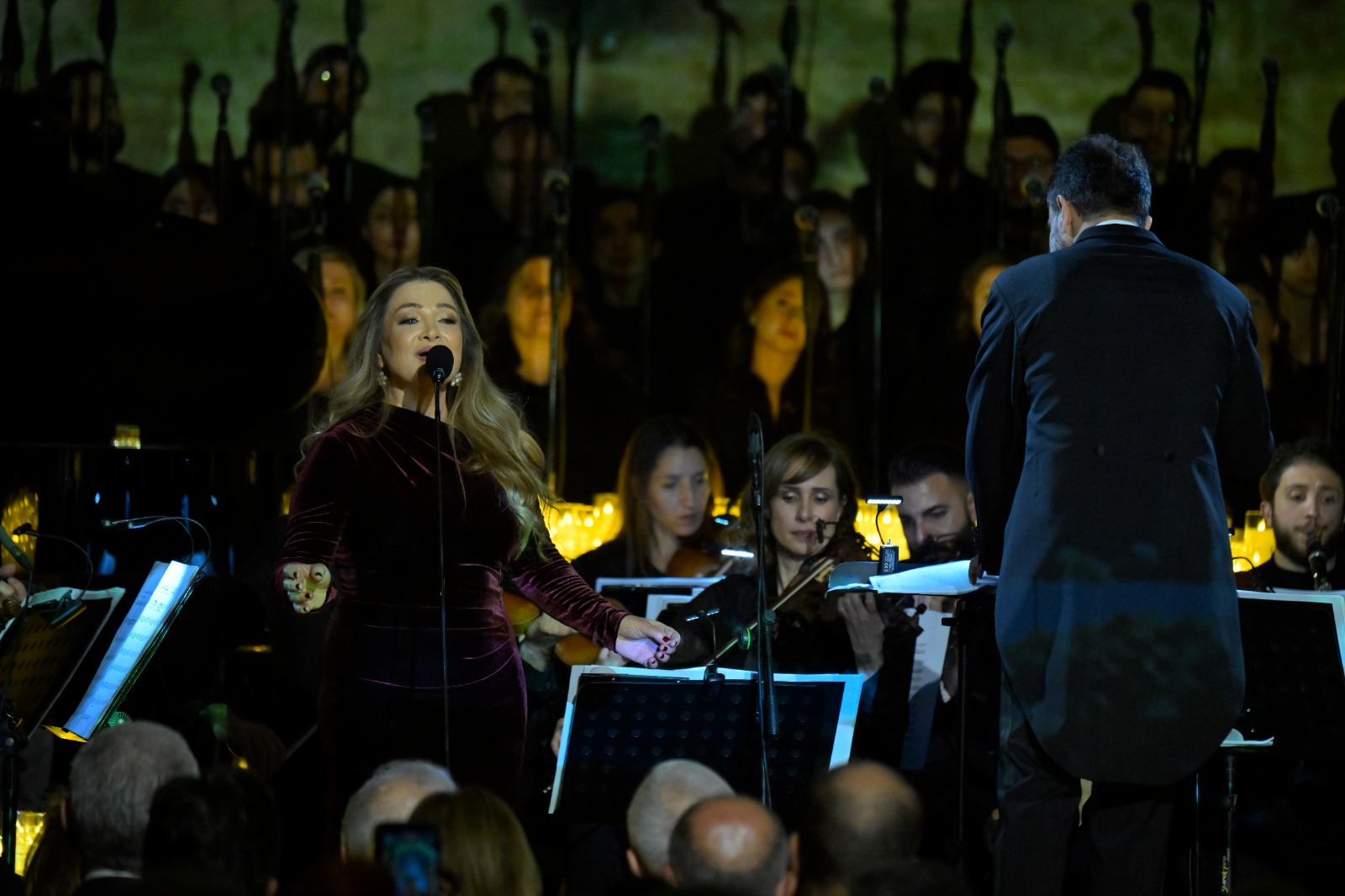 سمية بعلبكي تُغنّي السيدة فيروز. (نبيل إسماعيل)