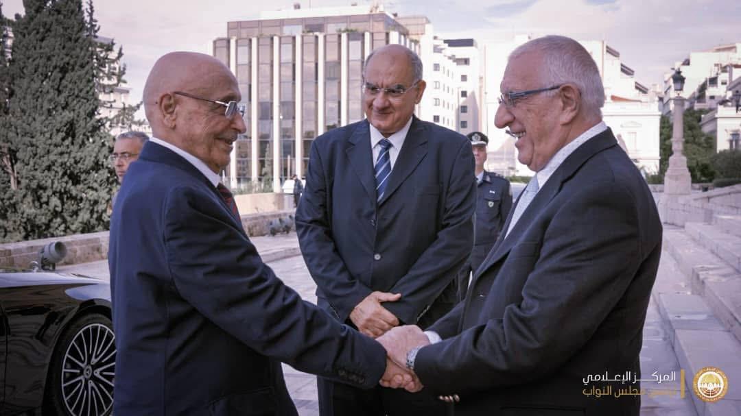 رئيس مجلس النواب اليوناني نيكيتاس كاكلامانيس مستقبلا نظيره الليبي عقيلة صالح. (رئاسة مجلس النواب الليبي)