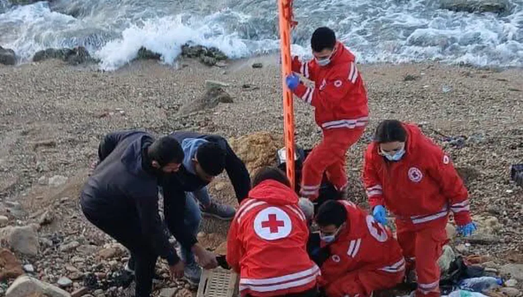 في شمالي لبنان... إنقاذ سبعيني سقط من علوّ مترين على الكورنيش البحري