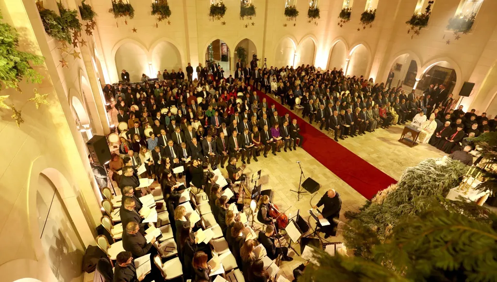 الرئيس عون واللبنانية الاولى يشاركان في تساعية الميلاد في الجامعة الانطونية