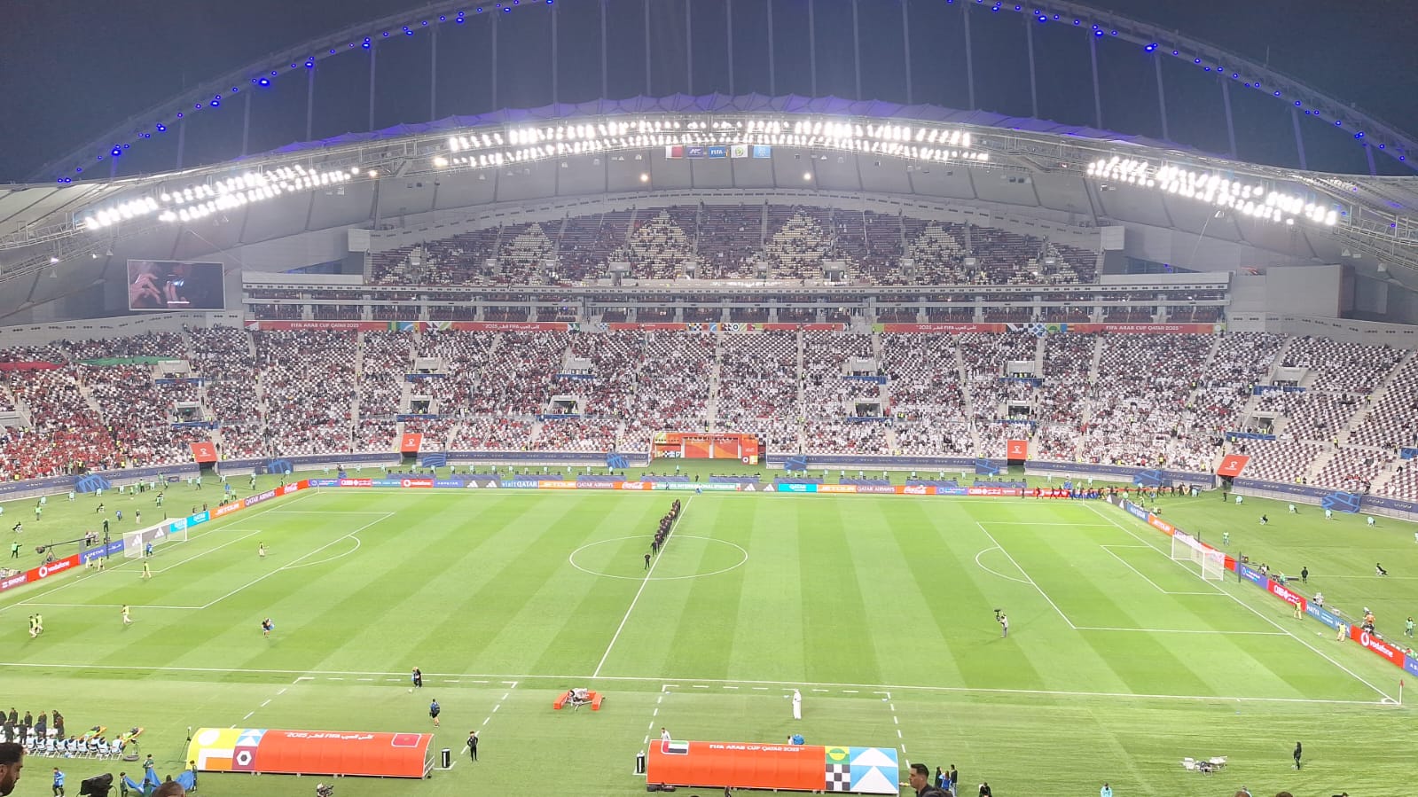 قبل دقائق من انطلاق مباراة المغرب والإمارات في نصف نهائي كأس العرب. (النهار)