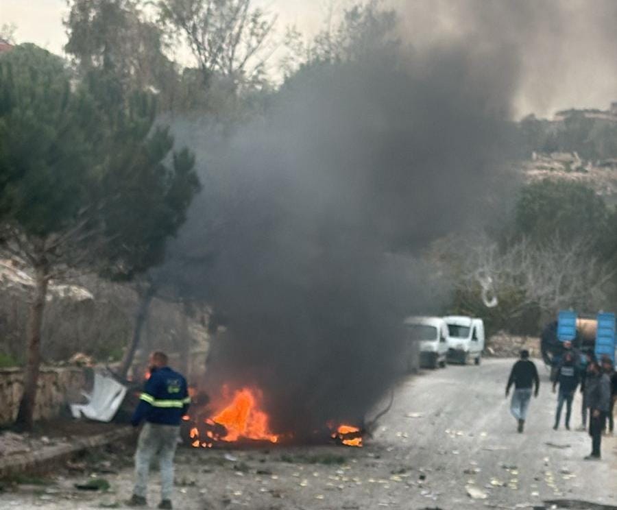استهداف سيارة على طريق عام بلدتي مركبا-عديسة في جنوب لبنان.