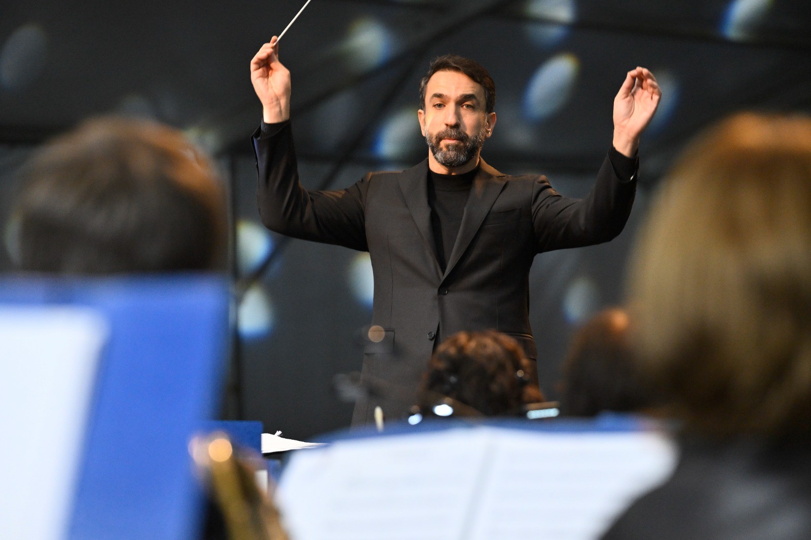 المايسترو لبنان بعلبكي (المكتب الإعلامي لهبة القواس)..