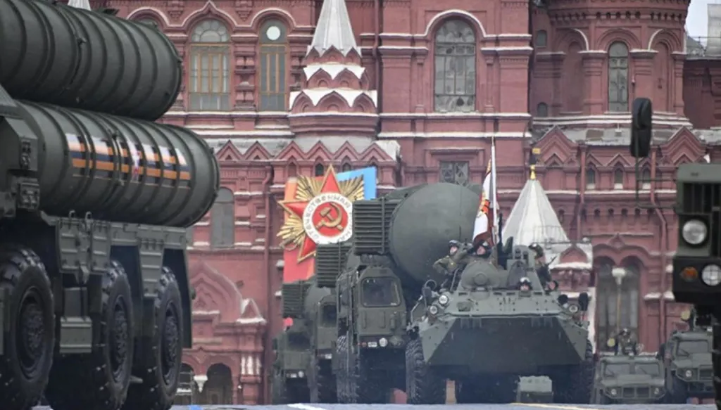 من أساطيل الظل الإيرانية إلى صواريخ الأوريشنك في بيلاروسيا: حرب الأصول المجمّدة ولعبة الردع الاستراتيجي