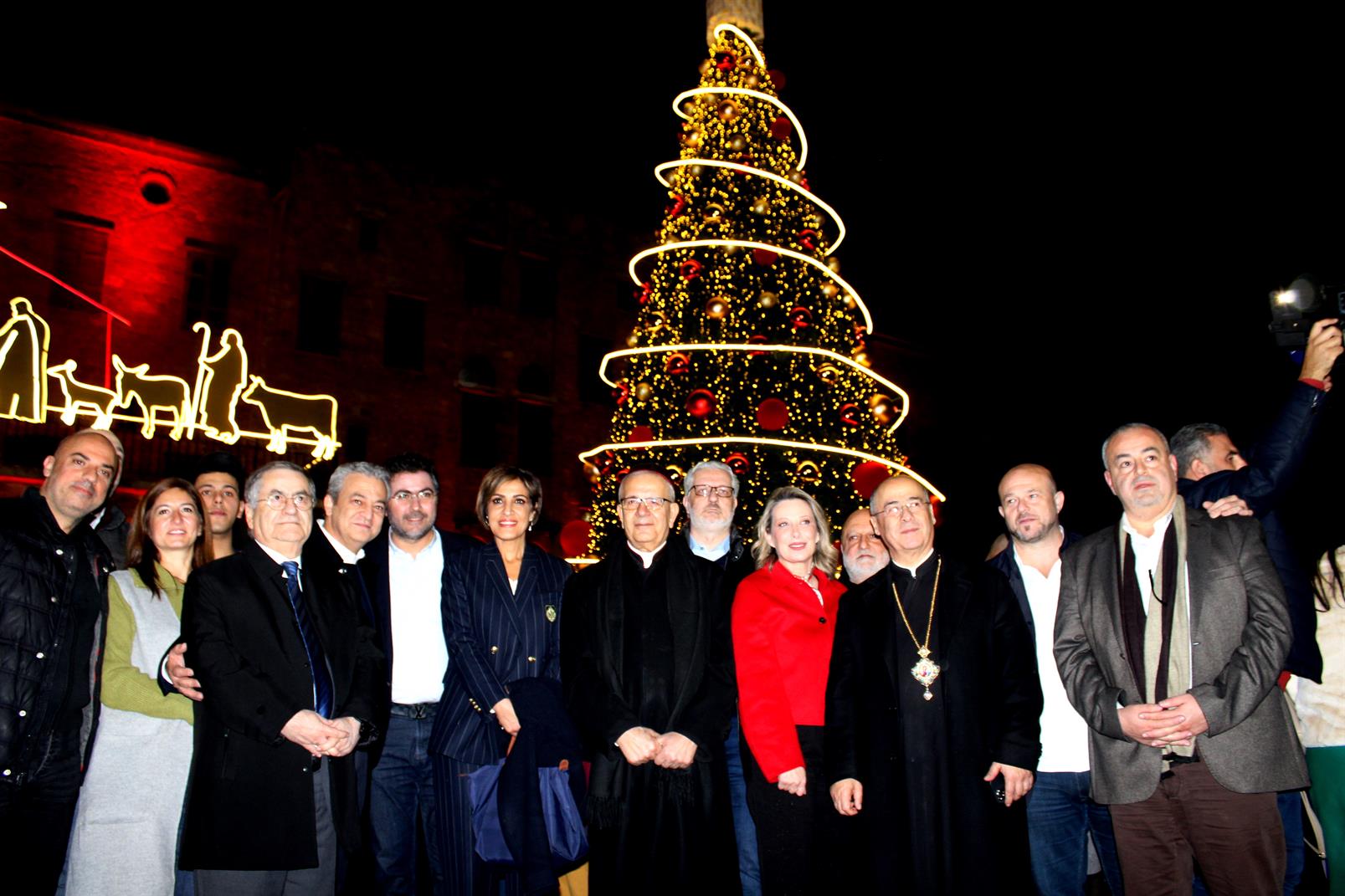 المطرانان الحداد والعمار يتوسطان الوزيرة تمارا الزين والنائبة غادة أيوب ويبدو النائب موسى ورئيس بلدية صيدا.