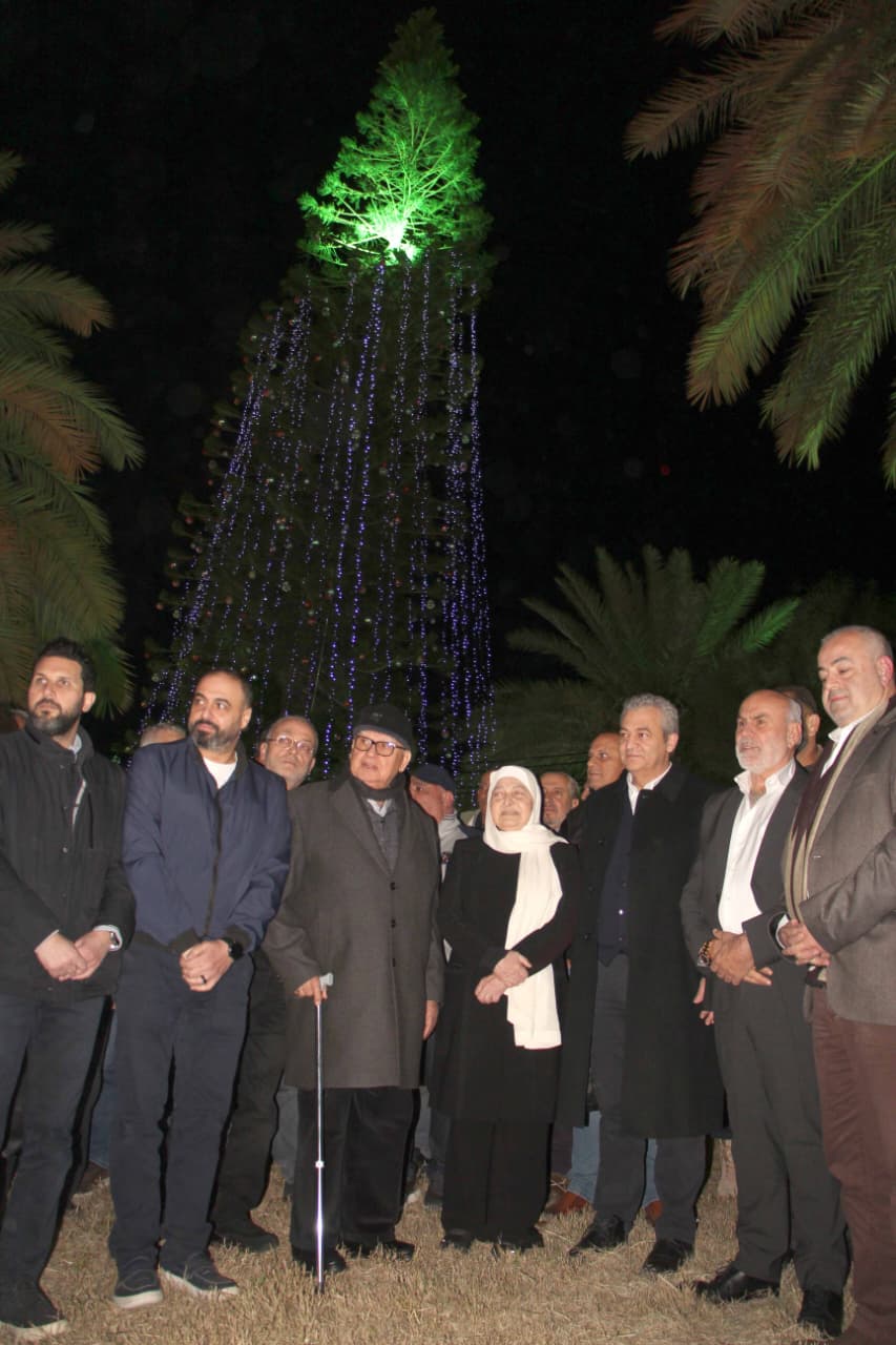 إضاءة شجرة الميلاد ورفع الزينة عند المدخل الشمالي لمدينة صيدا.