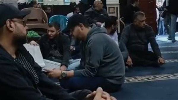عمر الفيشاوي يقرأ القرآن لوالدته في الجنازة