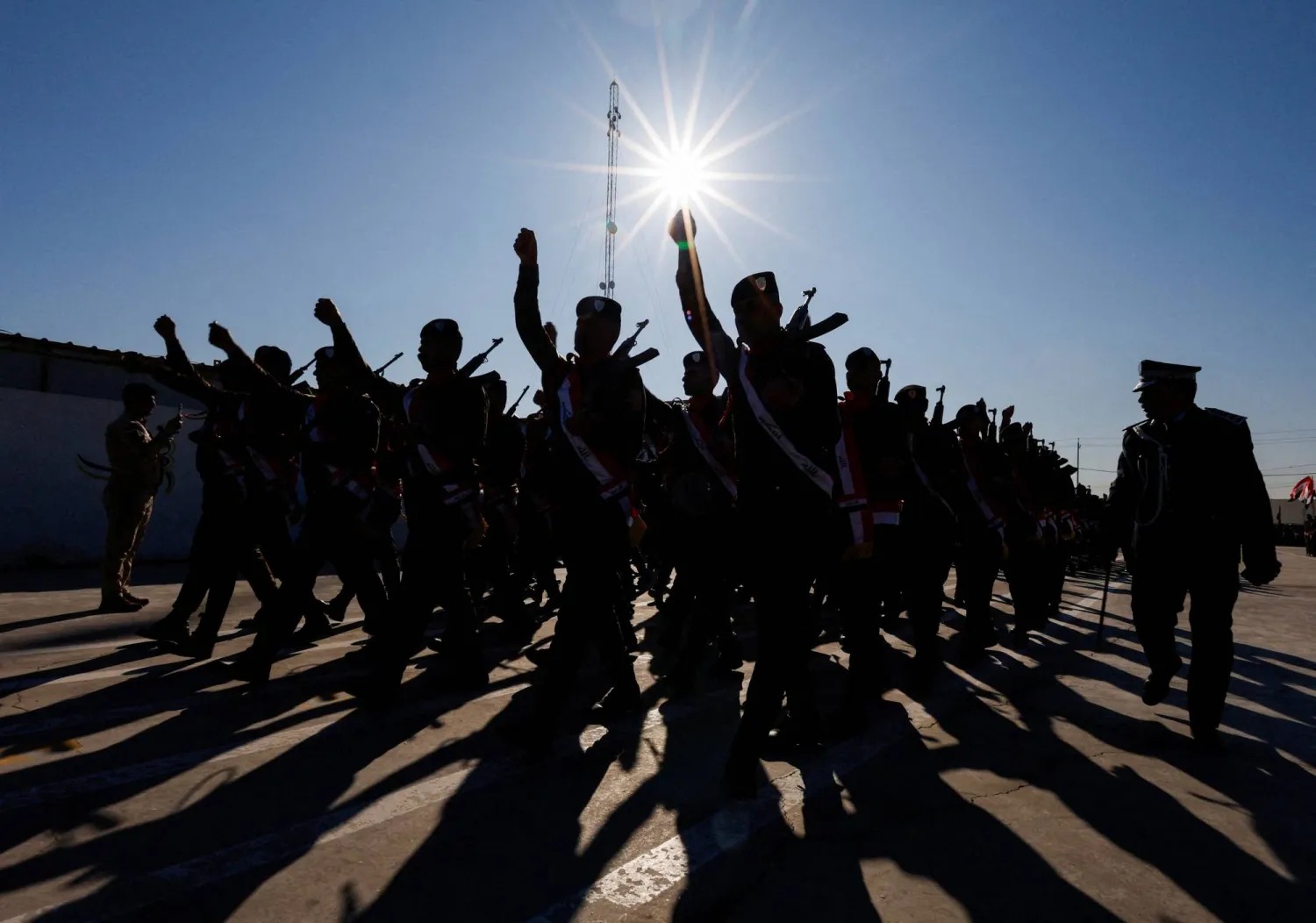 عناصر من قوات الأمن العراقية خلال استعراض في الموصل في كانون الثاني 2025. (رويترز)