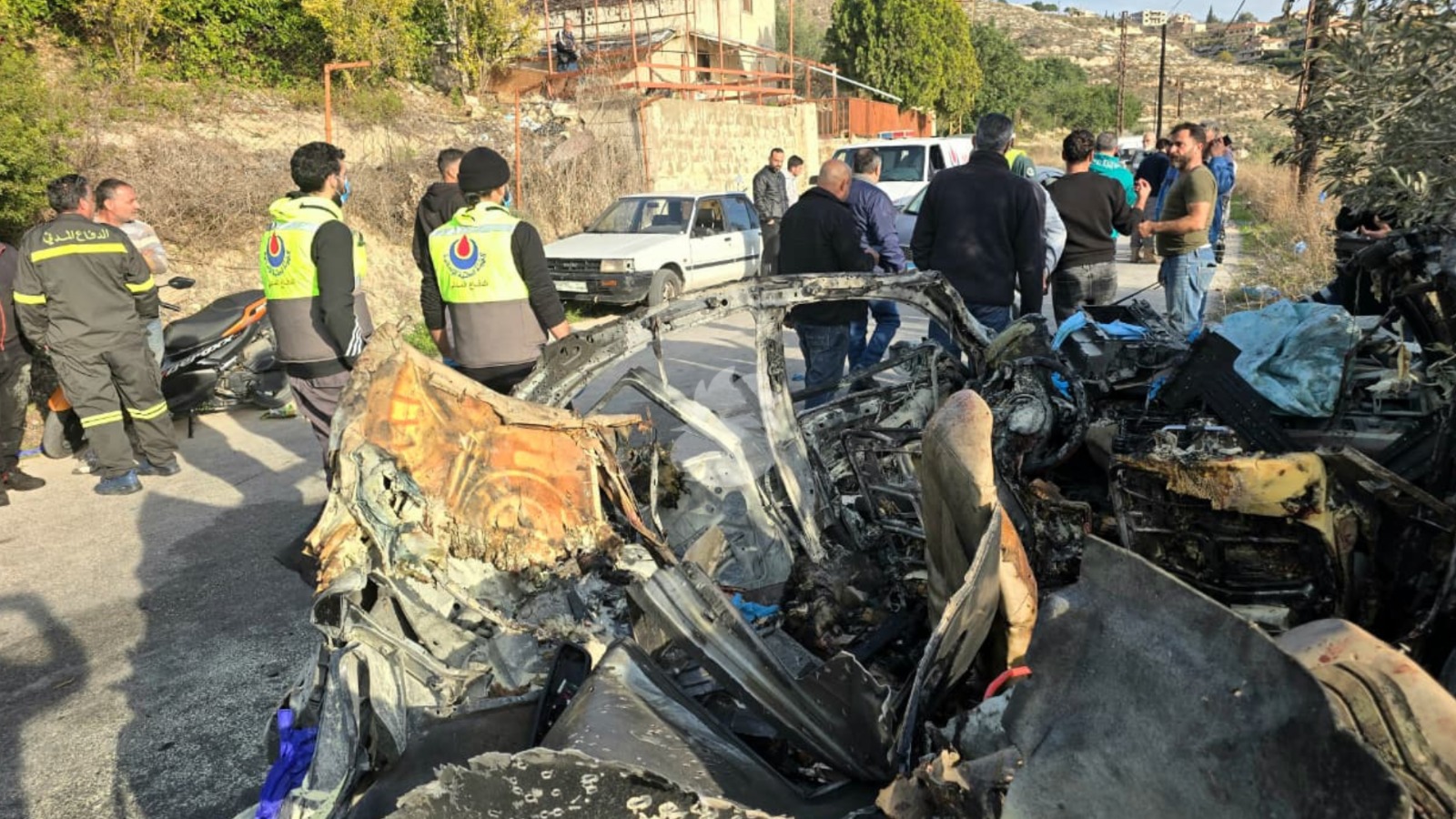 استهداف سيارة على طريق المعمرية -  قضاء صيدا في جنوب لبنان (أحمد منتش). 