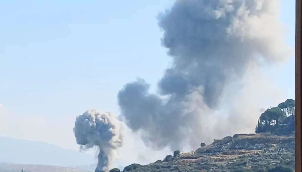 بالفيديو- غارات على جنوب لبنان... الجيش الإسرائيلي: دمّرنا مبانيَ عسكرية وبنى تحتية لـ"حزب الله"