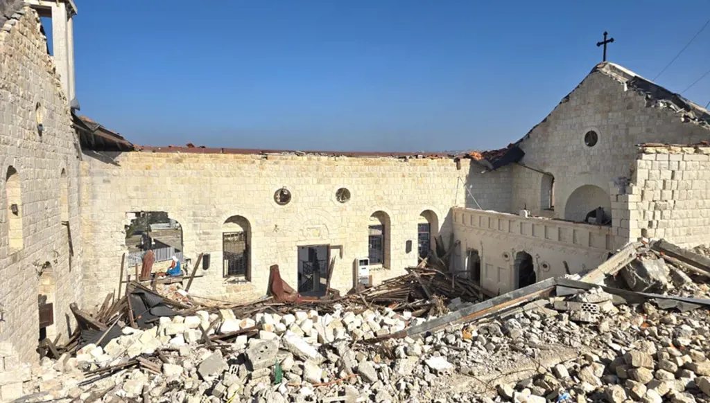 زيارة مُفاجئة للسفير البابوي إلى كنيسة مار جاورجيوس في يارون