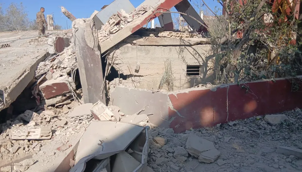 اعتداءات إسرائيلية متواصلة جنوبي لبنان... نسف منزلَين في كفركلا فجراً وإلقاء قنابل متفجّرة على حولا (صور)