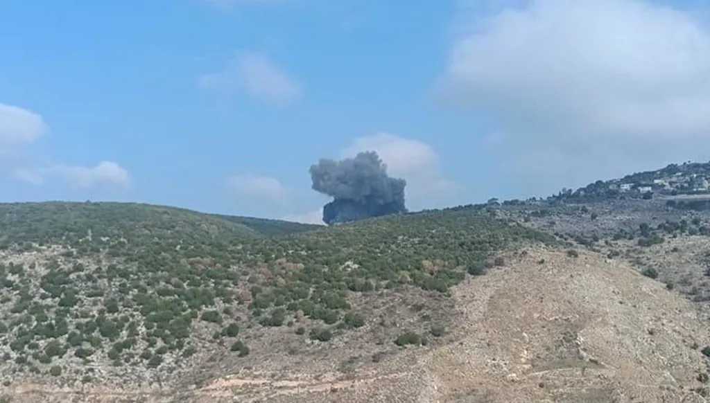 غارات على بلدة بصليا في إقليم التفاح جنوبي لبنان (تواصل اجتماعي).