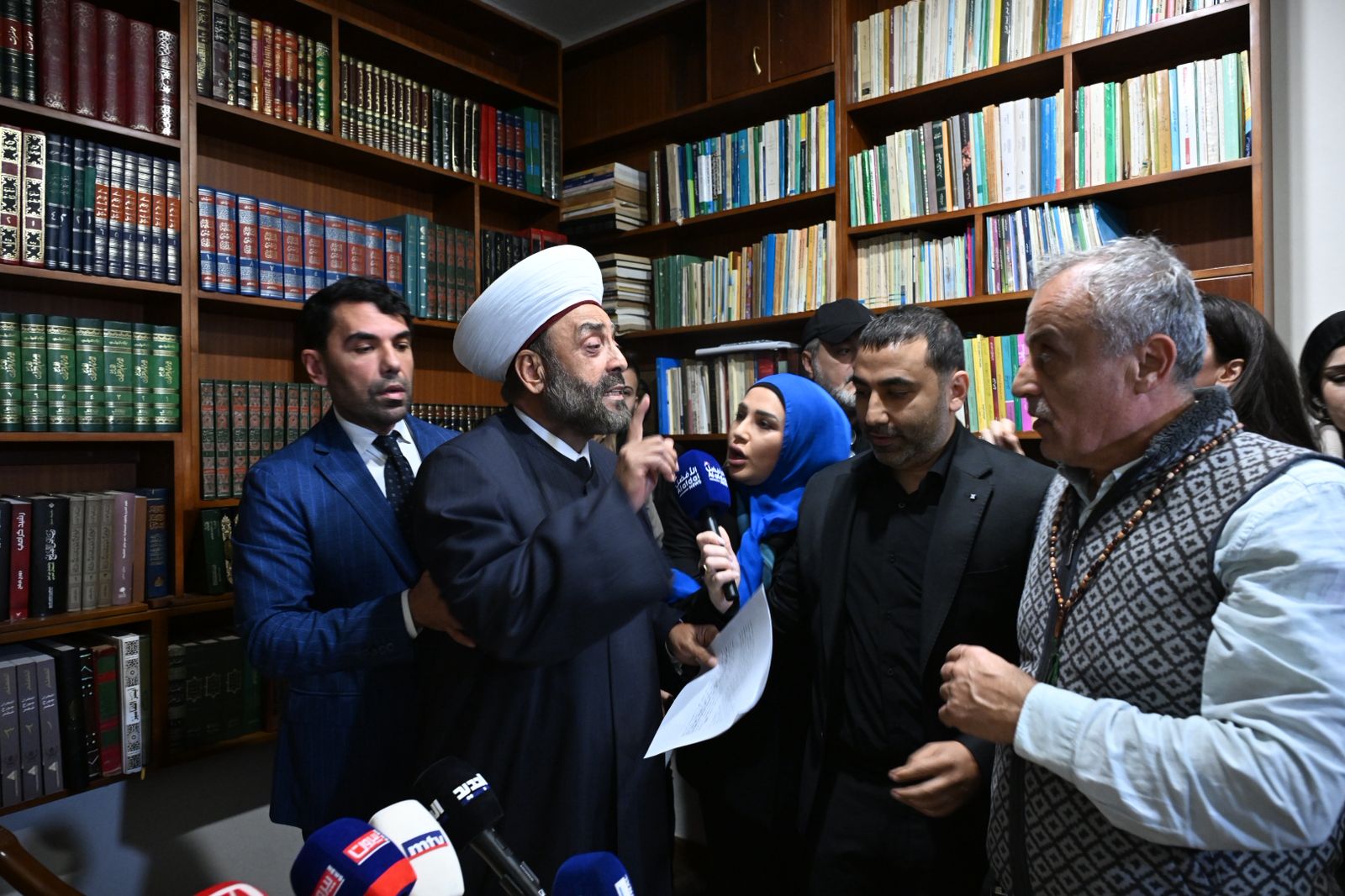 القاضي الشيخ خلدون عريمط (حسام شبارو). 