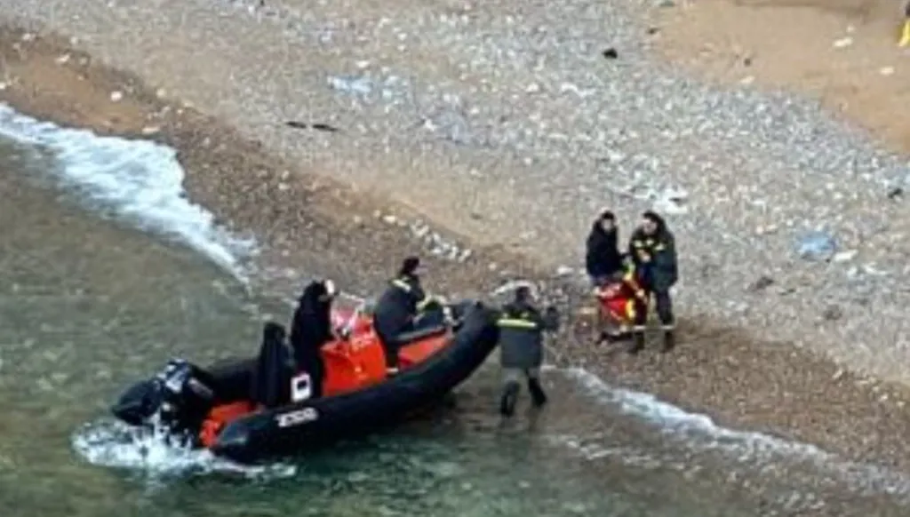 بالفيديو والصور - محاولة انتحار مواطن مقابل صخرة الروشة في بيروت