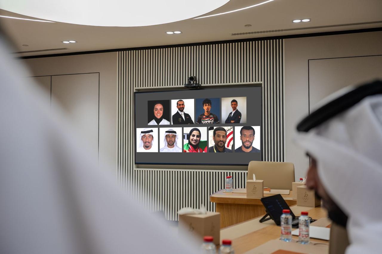 خلال اجتماع لجنة الرياضيين في اللجنة الأولمبية الإماراتية. (وكالات)