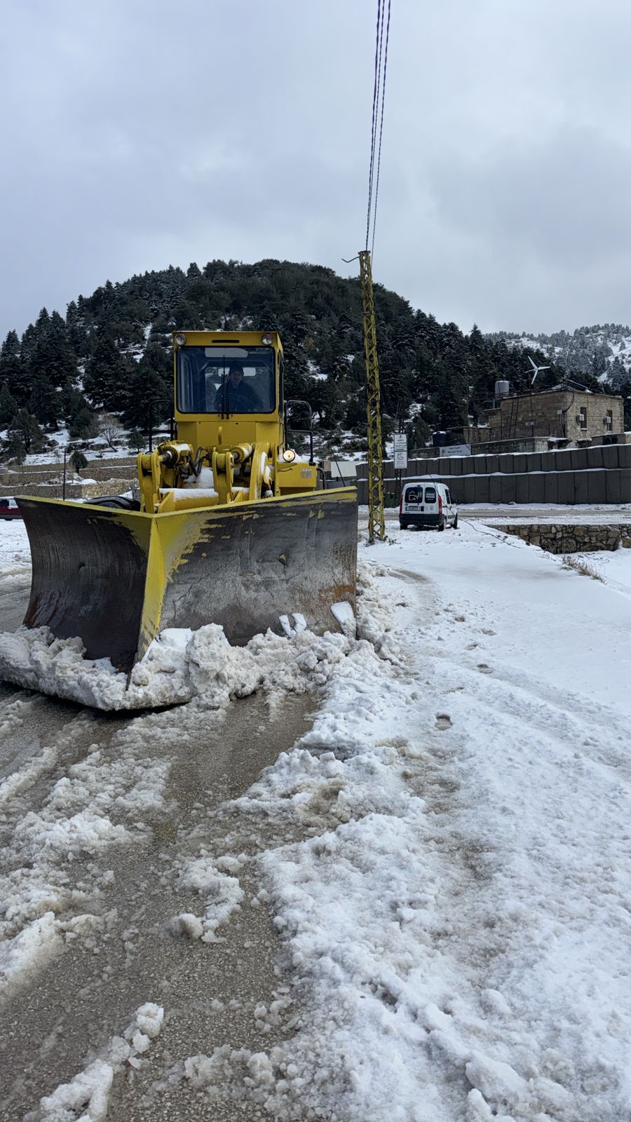 إعادة فتح الطرق المقطوعة (وزارة الأشغال اللبنانية).