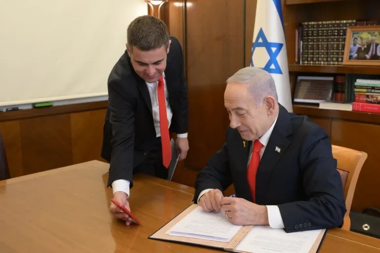 نتنياهو خلال اتصال بالفيديو مع رئيس أرض الصومال عبد الرحمن محمد عبد الله. (وكالات)