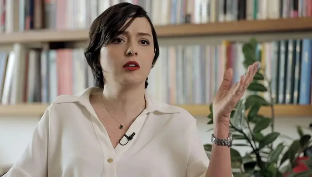 "ترانه" وثائقيّ يكسبها قلوب الملايين: نجمة سينمائية في قلب الانقسام الإيراني