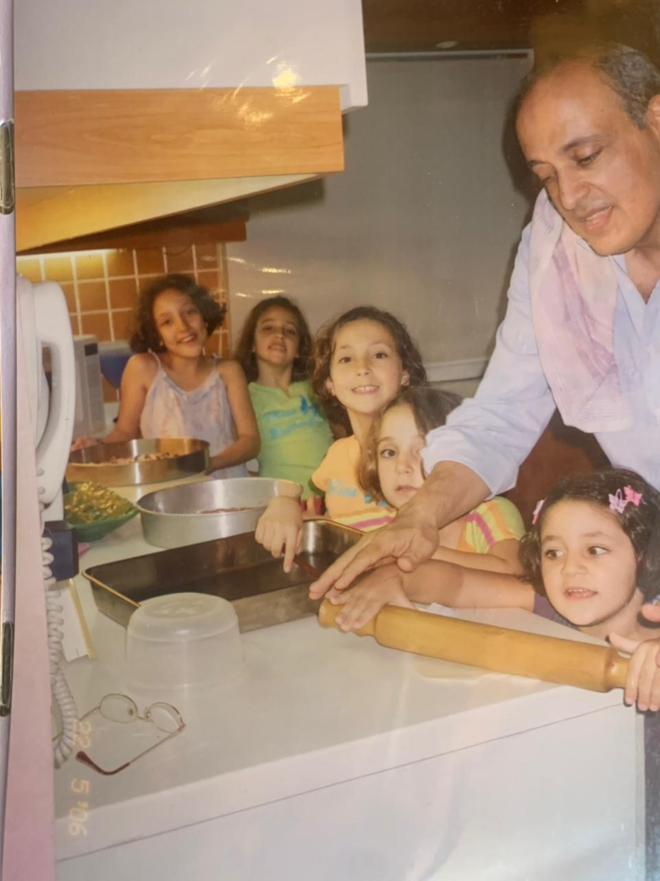 الأب محاطٌ ببناته الخمس: نايلة، عايدة، ياسمينا، زلفة، وماريا (النهار)