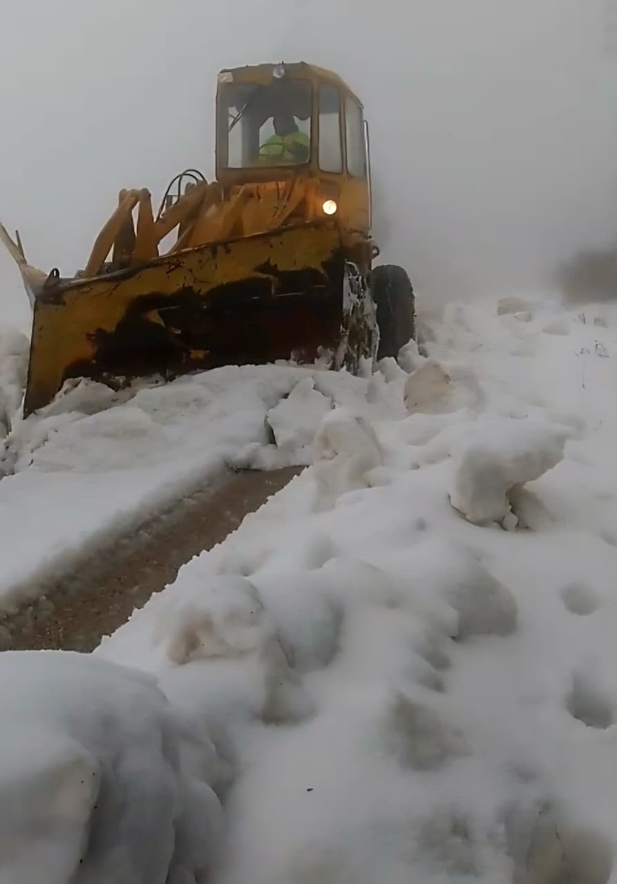 جرافات وزارة الأشغال تُعيد فتح الطرق المقطوعة جرّاء الثلوج (النهار)(
