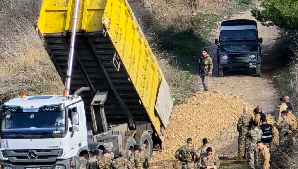 من موقع تسليم السلاح في عين الحلوة (أحمد منتش).