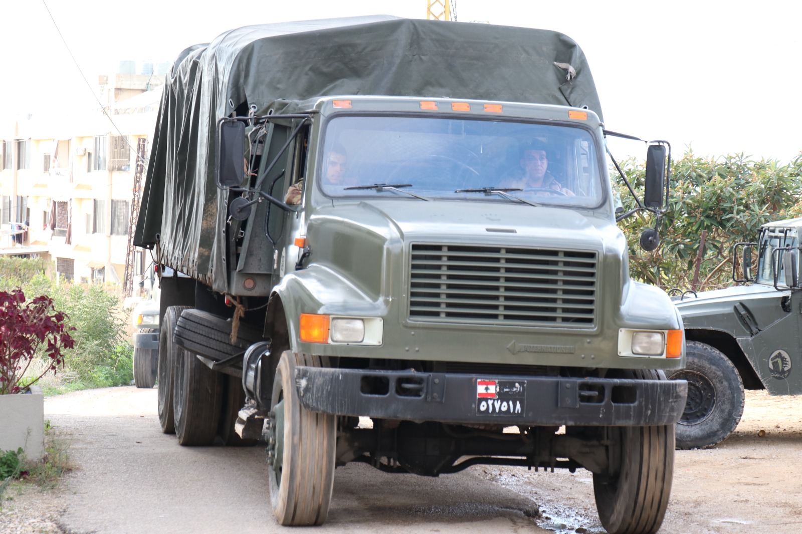 شاحنة للجيش اللبناني تنقل السلاح أثناء خروجها من محلة جبل الحليب إلى ثكنة محمد زغيب في صيدا. (النهار – أحمد منتش)