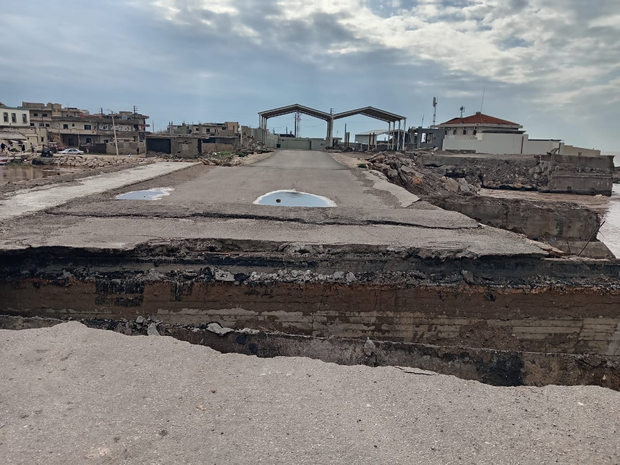 انهيار جزء أساسي من جسر العريضة الحدودي (النهار).