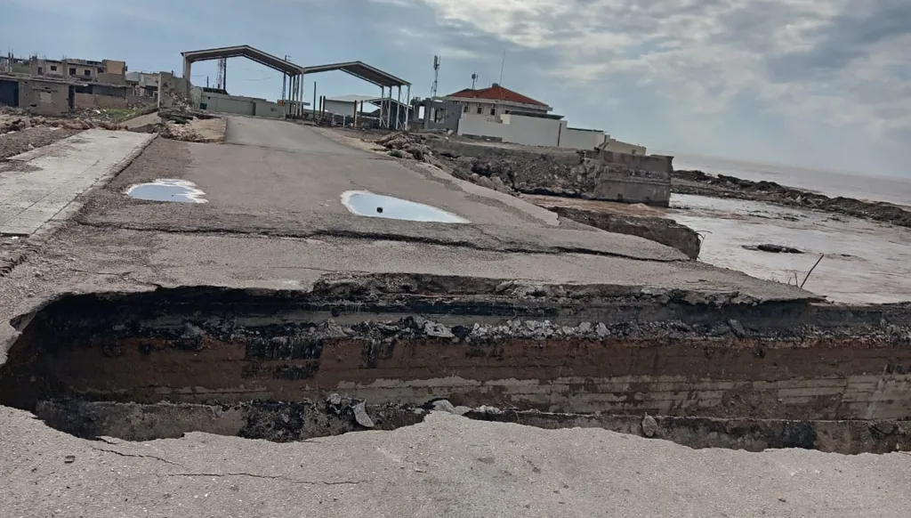 انهيار جزء من جسر العريضة يقفل المعبر الشرعي الوحيد شمالاً مع سوريا (صور - فيديو)