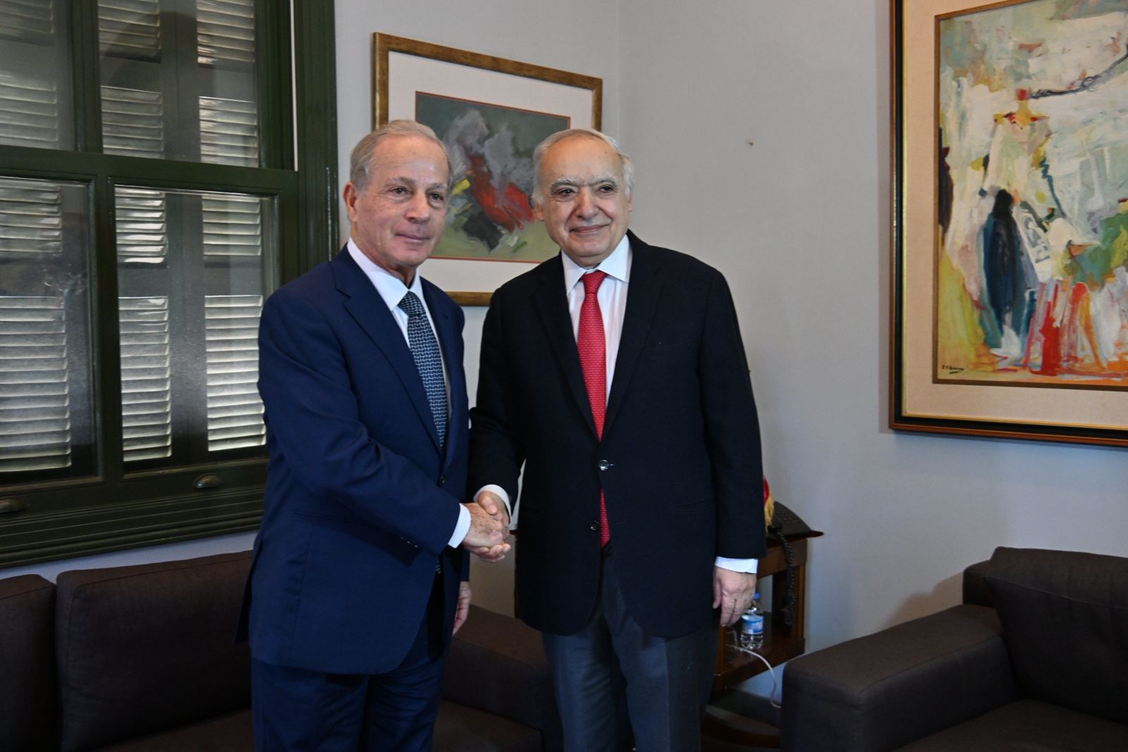 لقاء وزير الثقافة غسان سلامة والسفير ميشال عيسى (حسام شبارو).