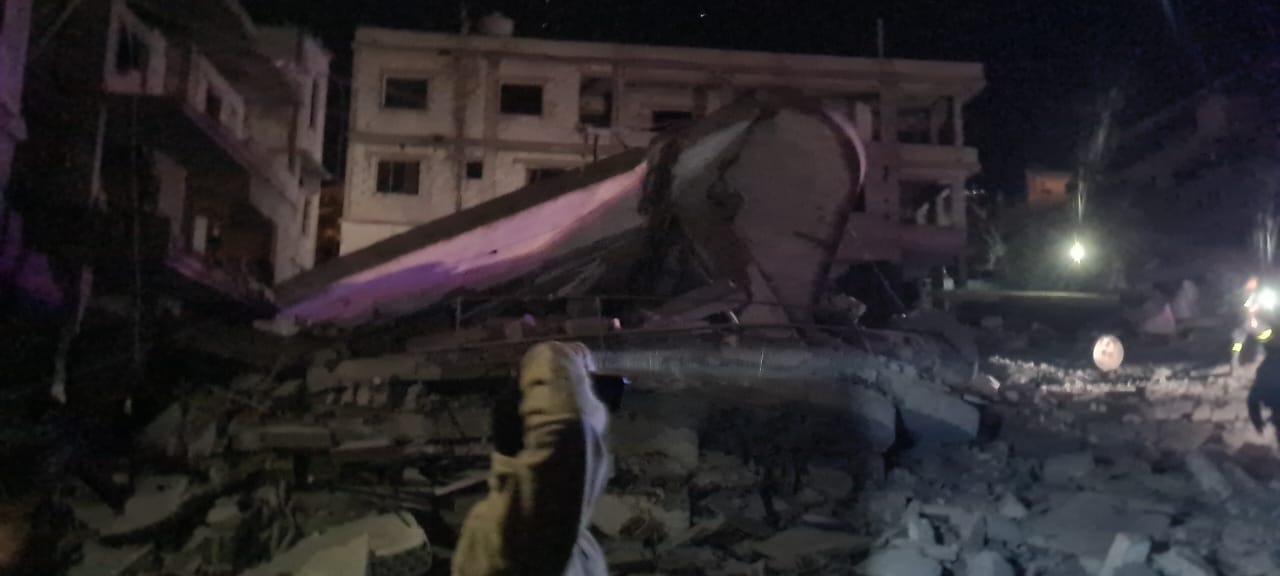 أضرار بعد غارة إسرائيلية في بلدة المنارة - البقاع الغربي. (النهار)