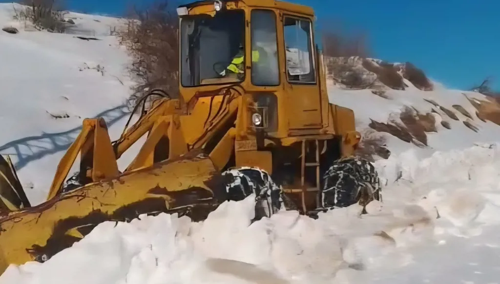 بالصور والفيديو - وزارة الأشغال تعيد فتح طريق وطى مشمش–الهرمل بعد انحسار المنخفض وتحسّن الطقس