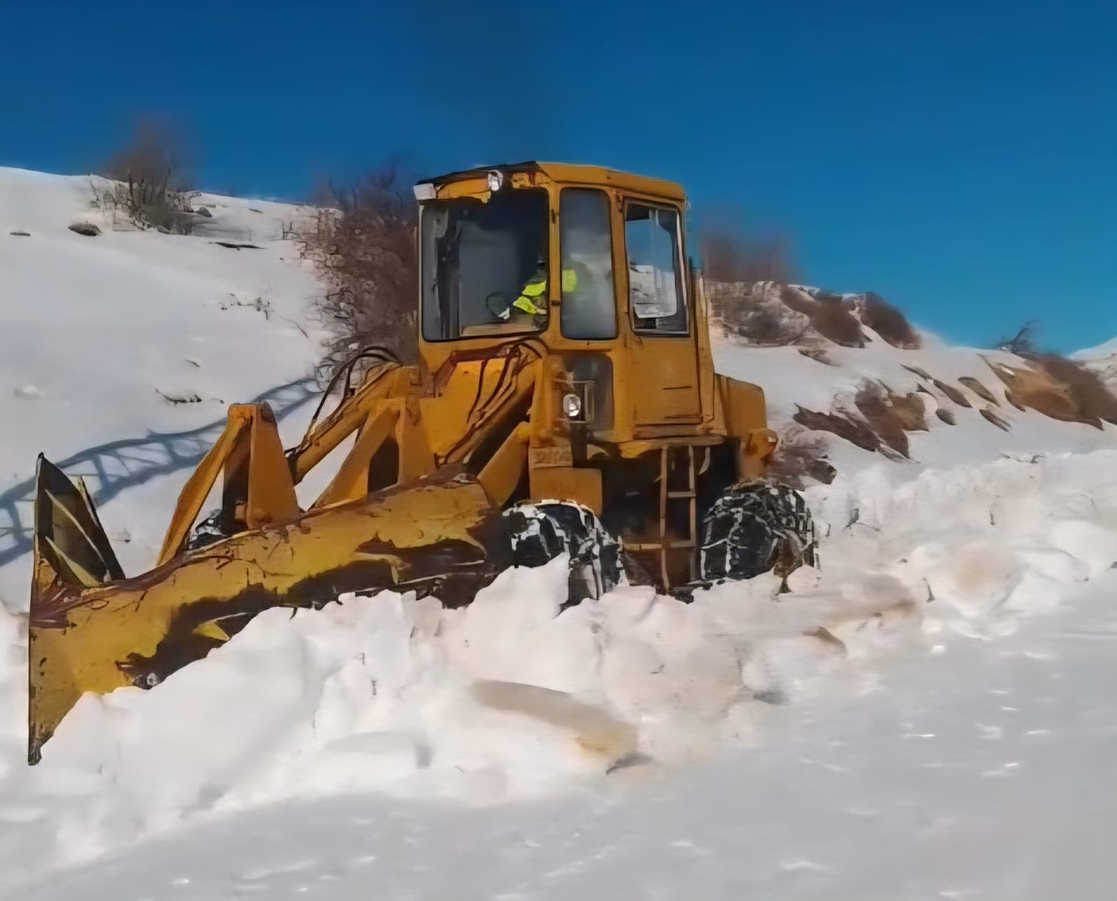 وزارة الأشغال تعيد فتح طريق وطى مشمش–الهرمل. (النهار)