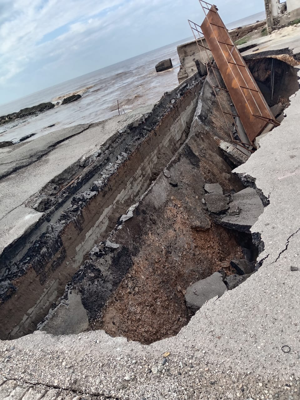 انهيار أجزاء من جسر العريضة.