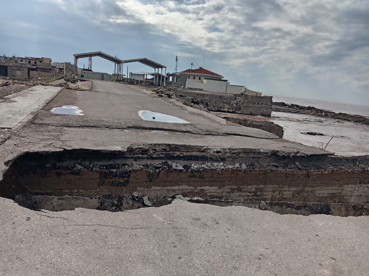 انهيار أجزاء من جسر العريضة.