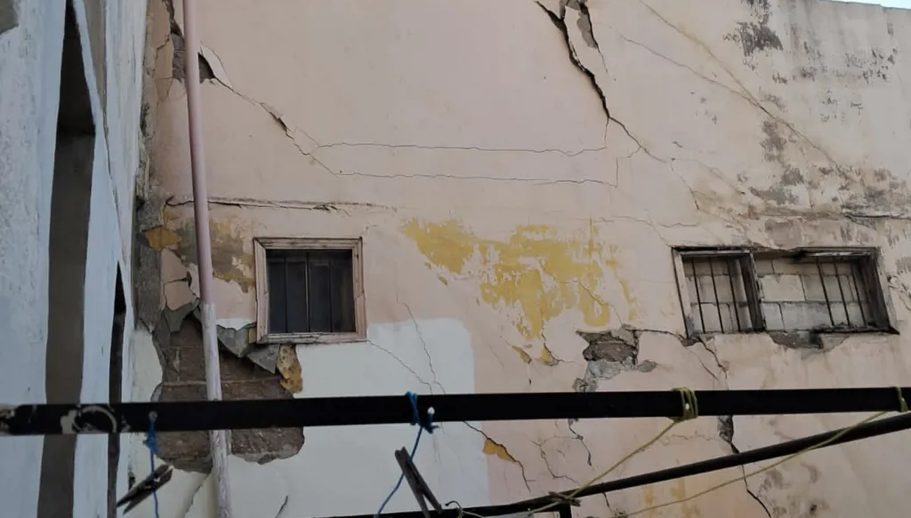 انهيار مبنى سكني في طرابلس وإخلاء منازل مجاورة (صور - فيديو)