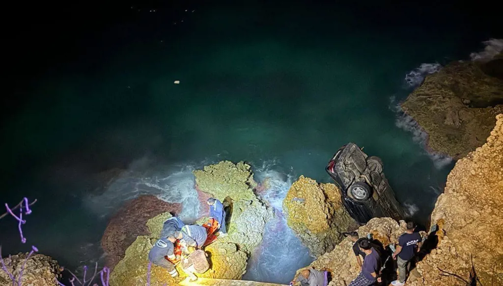 بالفيديو- 4 جرحى بانحراف سيارة على طريق شكا البحرية وسقوطها بين صخور الشاطئ