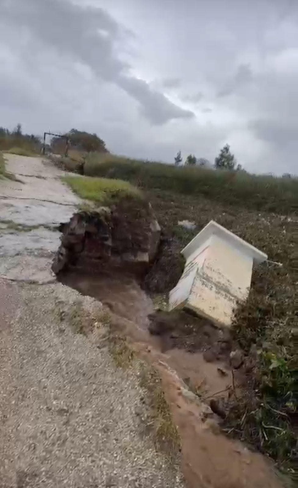 انهيار جزء من الجسر. (ميشال حلاق - النهار)