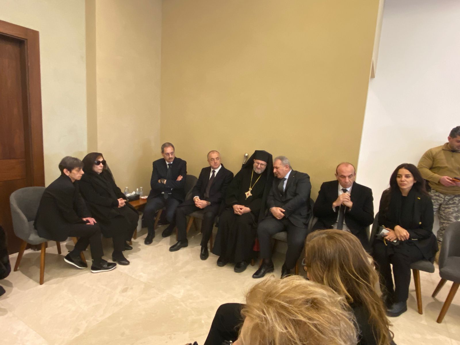 المعزّون يتوافدون لتعزية فيروز. (النهار)