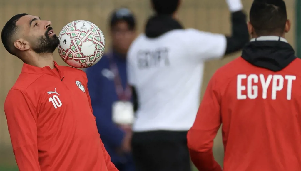 المصريون من السياسة الى ملاحقة طلاق الفنانين!